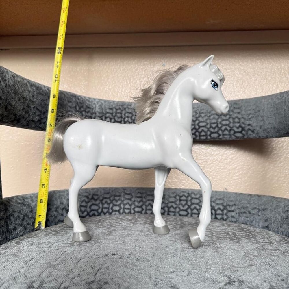 Unbranded White and Grey Sculptures